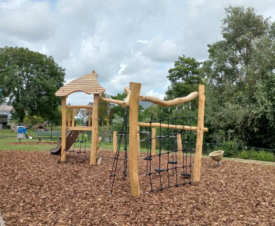 Huisje Britt Met Grote Tuin En Veel Privacy Dirkshorn Ngoại thất bức ảnh