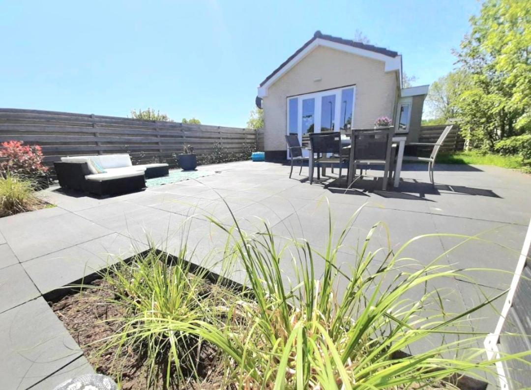 Huisje Britt Met Grote Tuin En Veel Privacy Dirkshorn Ngoại thất bức ảnh
