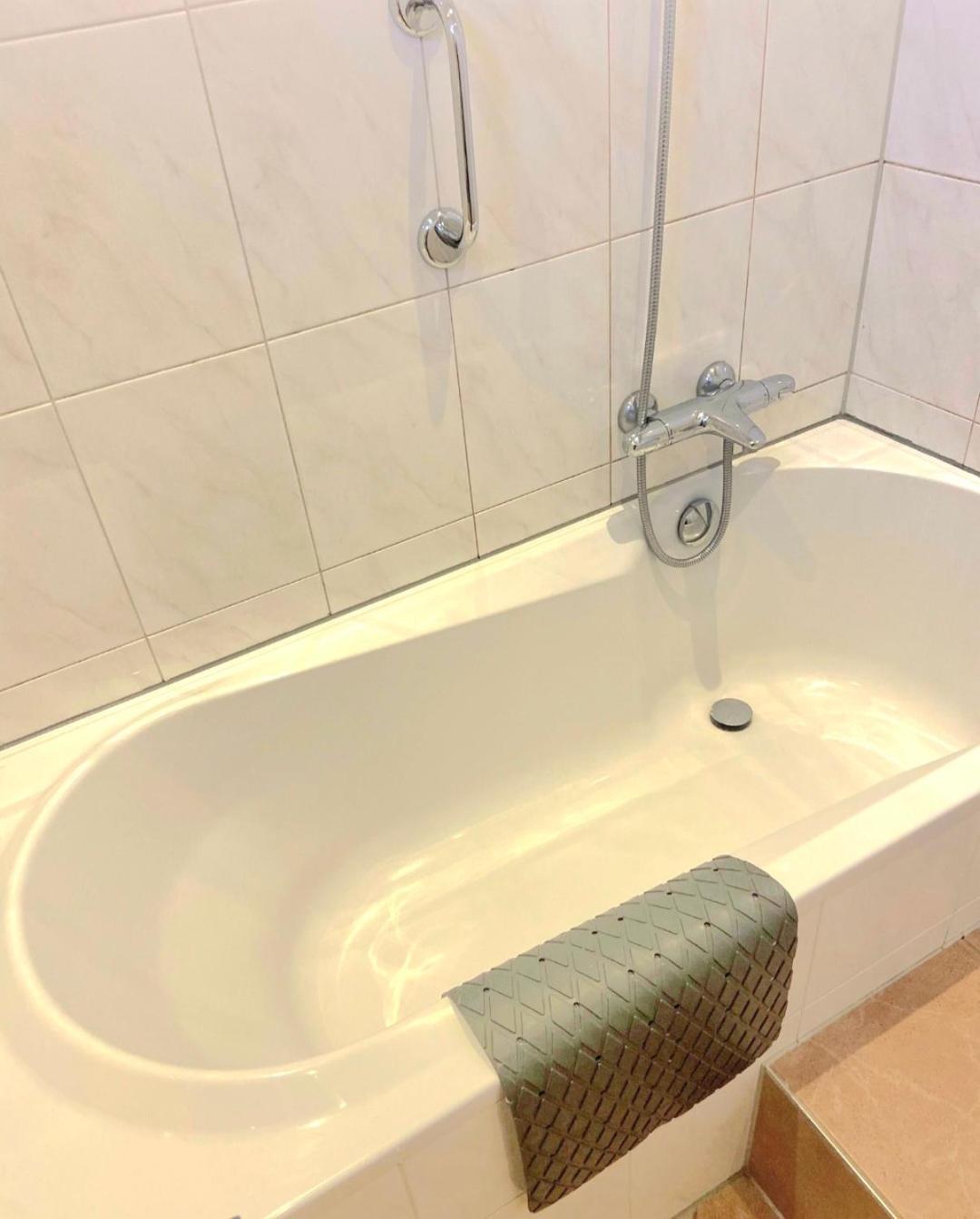 Huisje Britt Met Grote Tuin En Veel Privacy Dirkshorn Ngoại thất bức ảnh