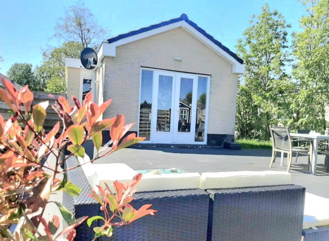 Huisje Britt Met Grote Tuin En Veel Privacy Dirkshorn Ngoại thất bức ảnh